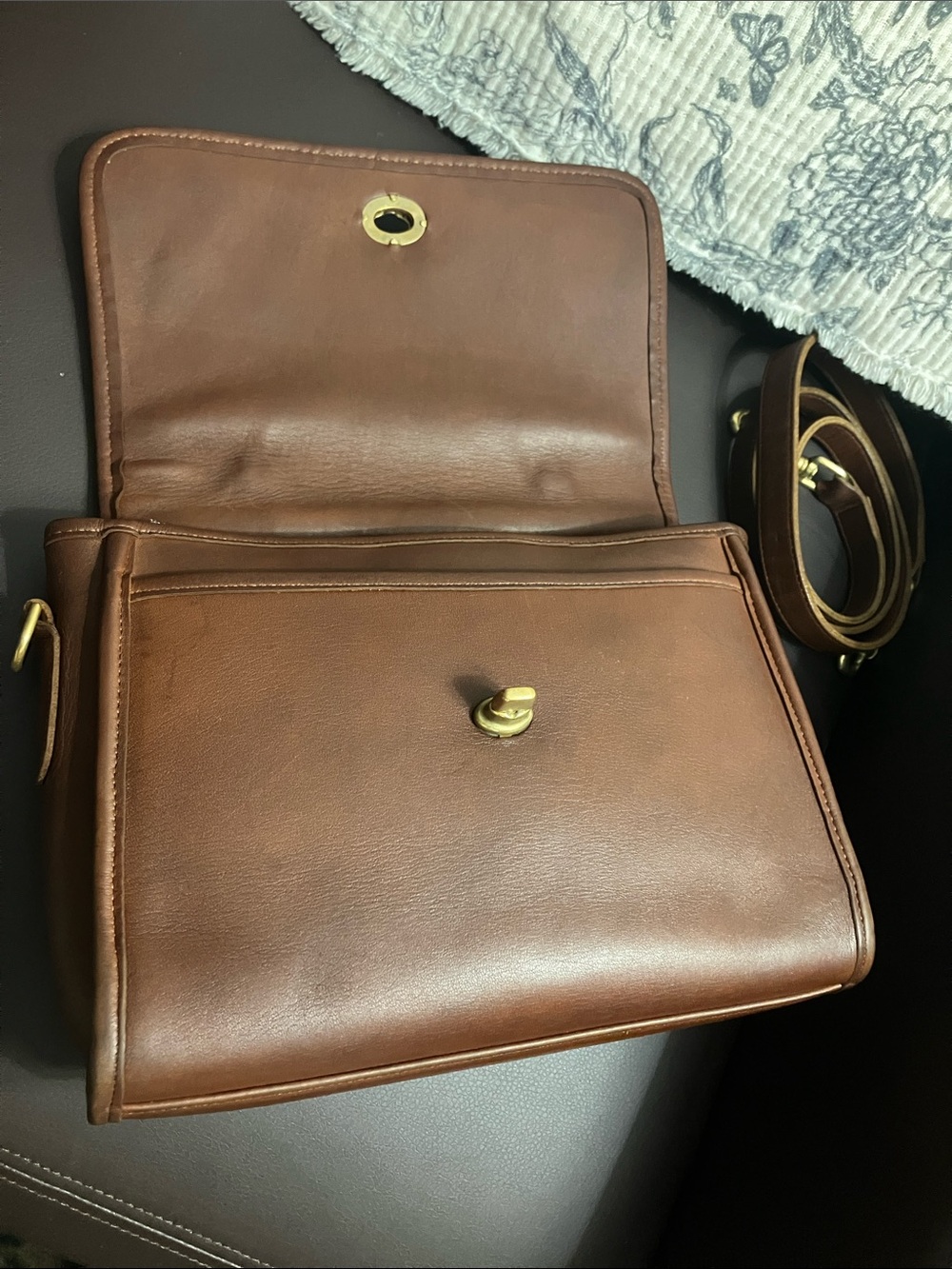 Coach Vintage Court Crossbody Bordeaux/brown. - Picture 9 of 13